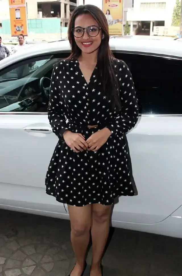 SONAKSHI SINHA LONG LEGS SHOW IN MINI BLACK SKIRT